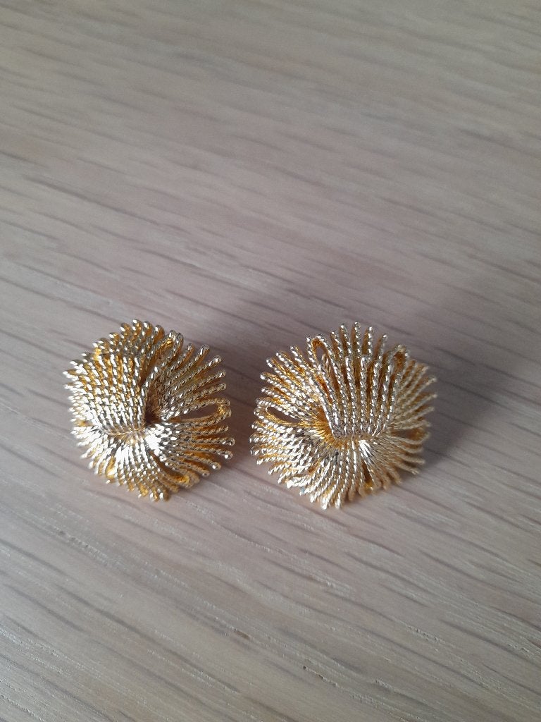 Vintage goudkleurige oorclips, Monet, Overige materialen, Ophalen of Verzenden, Zo goed als nieuw, Knopjes of Stekers