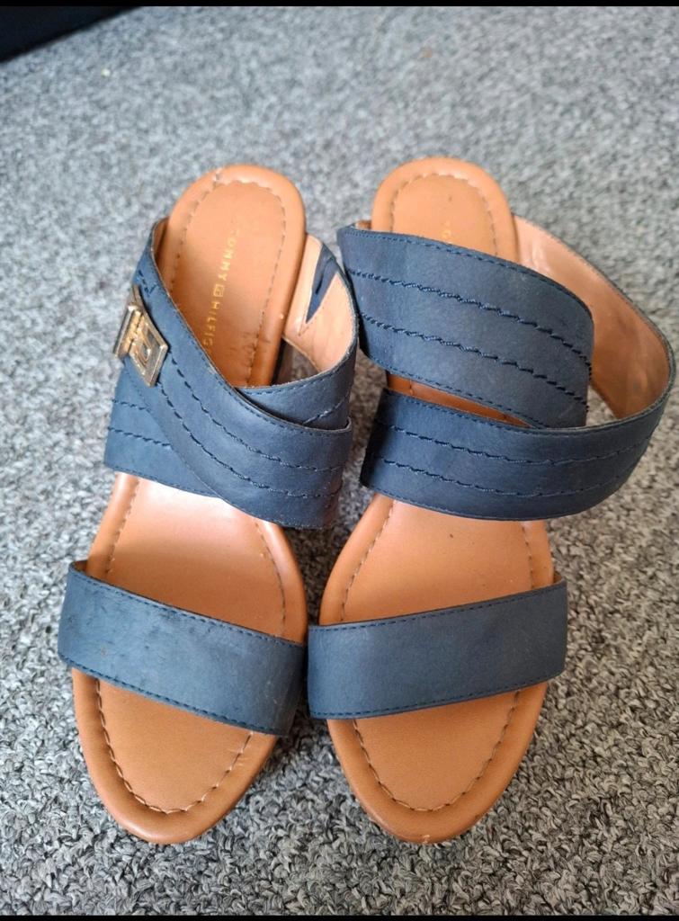 Tommy Hilfiger sleehak sandalen | maat 38,5, Blauw, Zo goed als nieuw, Tommy Hilfiger, Sandalen of Muiltjes
