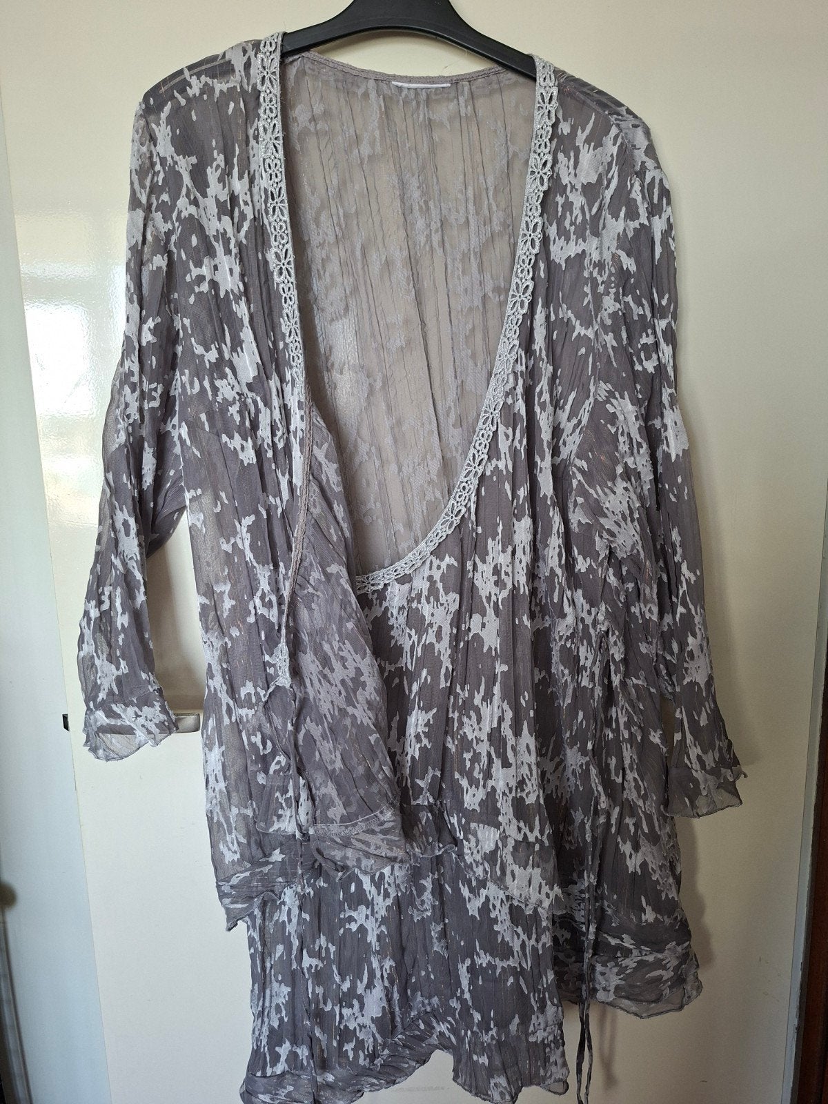 Foto 7 van Feestelijke grijze blouse met zilveren rand en ruches