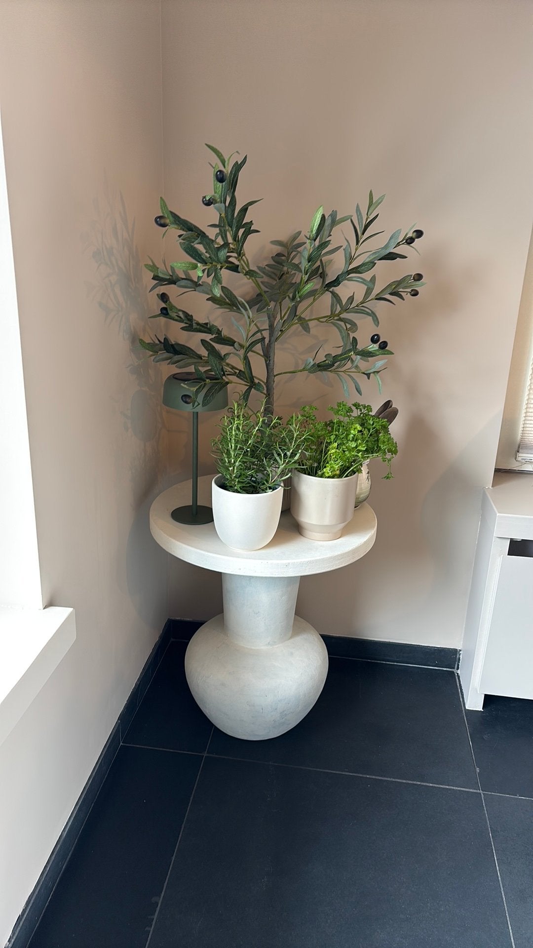 Unieke handgemaakte bijzettafel met vaasvoet – betonlook, Huis en Inrichting, Overige materialen, Minder dan 55 cm, ', Rond