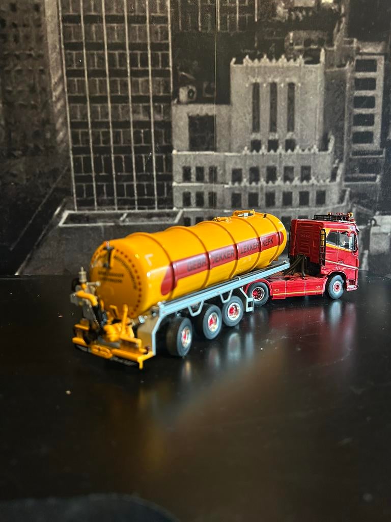 WSI Volvo FH4 Globetrotter Gebr. Lekkerkerk tankoplegger, Ophalen of Verzenden, Zo goed als nieuw, Bus of Vrachtwagen, Wsi