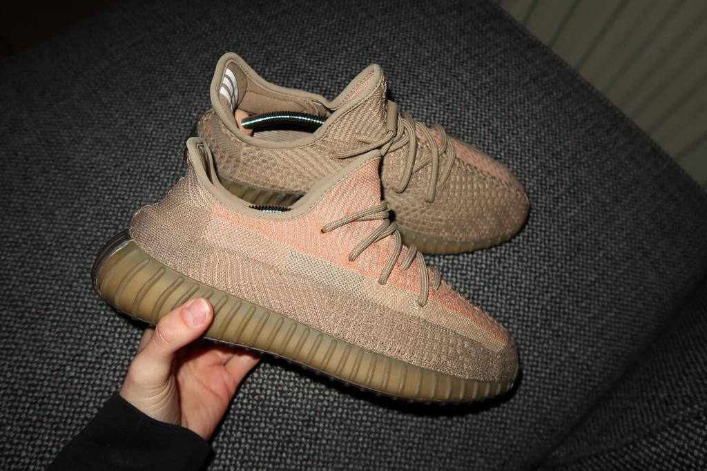 Yeezy Boost 350 V2 moonrock - 42.5, Ophalen of Verzenden, Zo goed als nieuw, Bruin