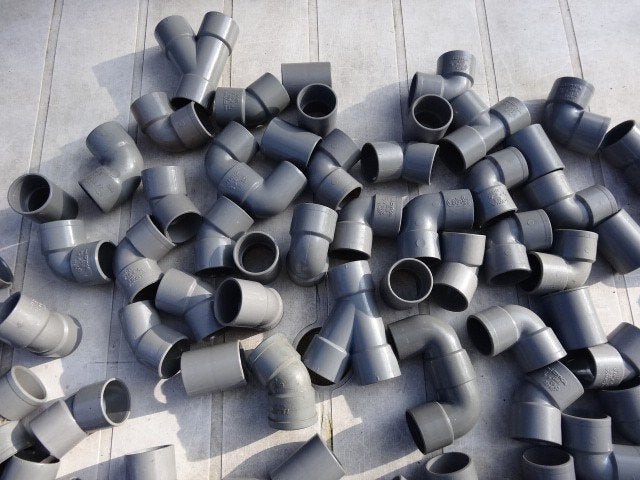 diverse 32mm pvc afvoer hulp stukken rond de 100 stuks, Ophalen, Afvoer, Pvc, Nieuw