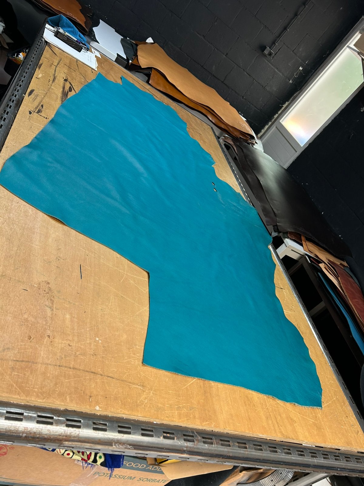 Turquaz blauw leer lap 1.8-2 mm dikte soepel A-253, Hobby en Vrije tijd, Blauw, Leer of Kunstleer, Ophalen of Verzenden, Zo goed als nieuw