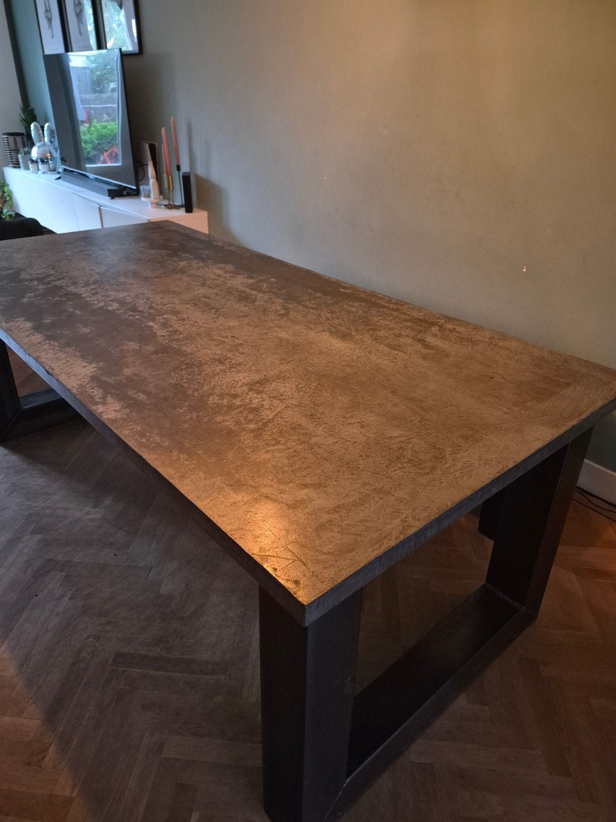 Robuuste eettafel van beton ciré met metalen onderstel, Ophalen, Gebruikt, 200 cm of meer, Industrieel, Modern