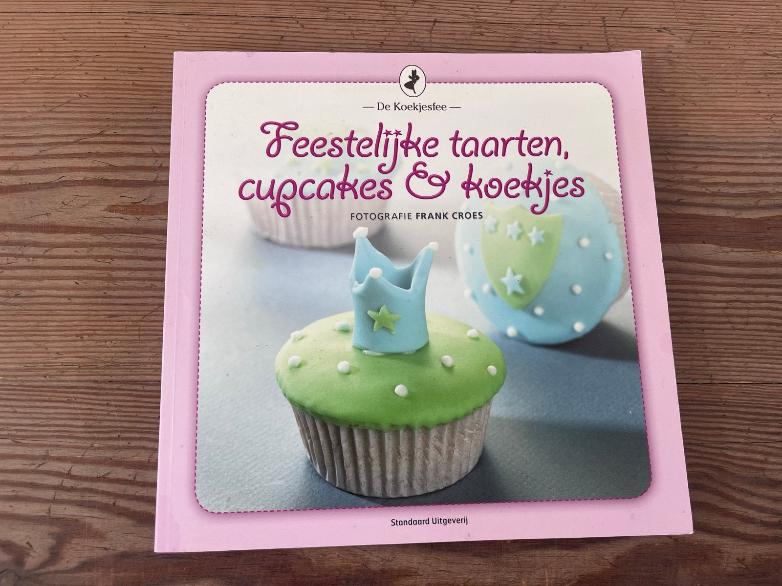 Feestelijke taarten, cupcakes & koekjes - Bakboek, Ophalen of Verzenden, Zo goed als nieuw, Overige gebieden, Taart, Gebak en Desserts