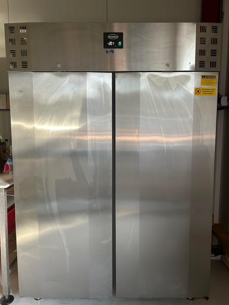 Combisteel dubbeldeurs vriezer. 1400 liter / vrieskast/, Vrieskist, 160 cm of meer, Zo goed als nieuw, Energieklasse A of zuiniger