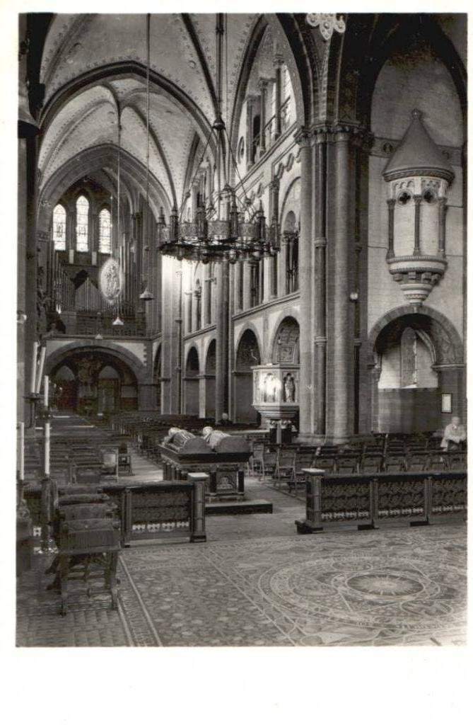 Roermond. interieur Munsterkerk 1950., Verzamelen, Ansichtkaarten | Nederland, Ophalen, 1940 tot 1960, Ongelopen, Limburg