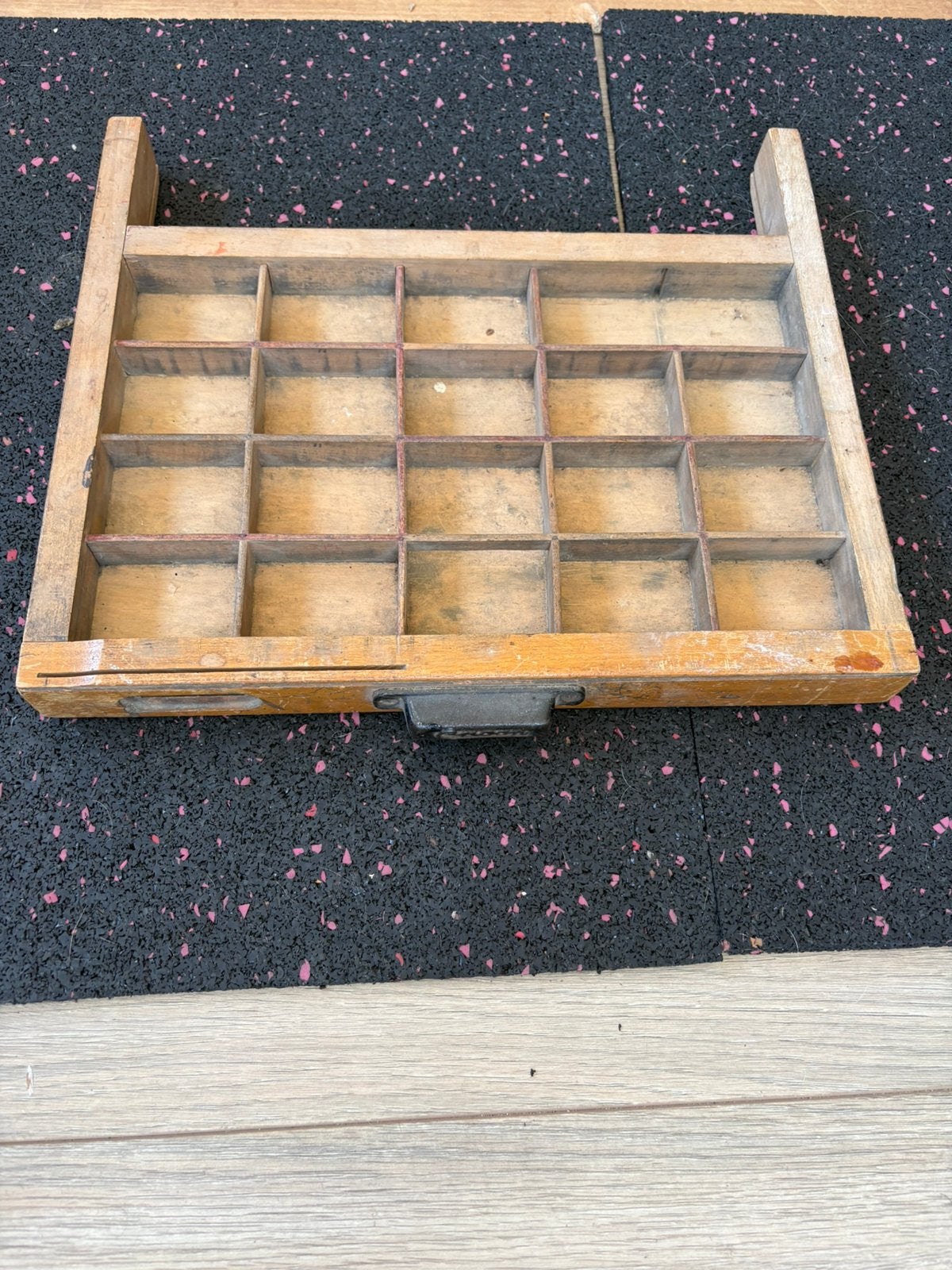 Antieke houten letterbak zetter drukkerij wandrek letterkast, Verzenden, Zo goed als nieuw, Hout, Minder dan 5 flessen