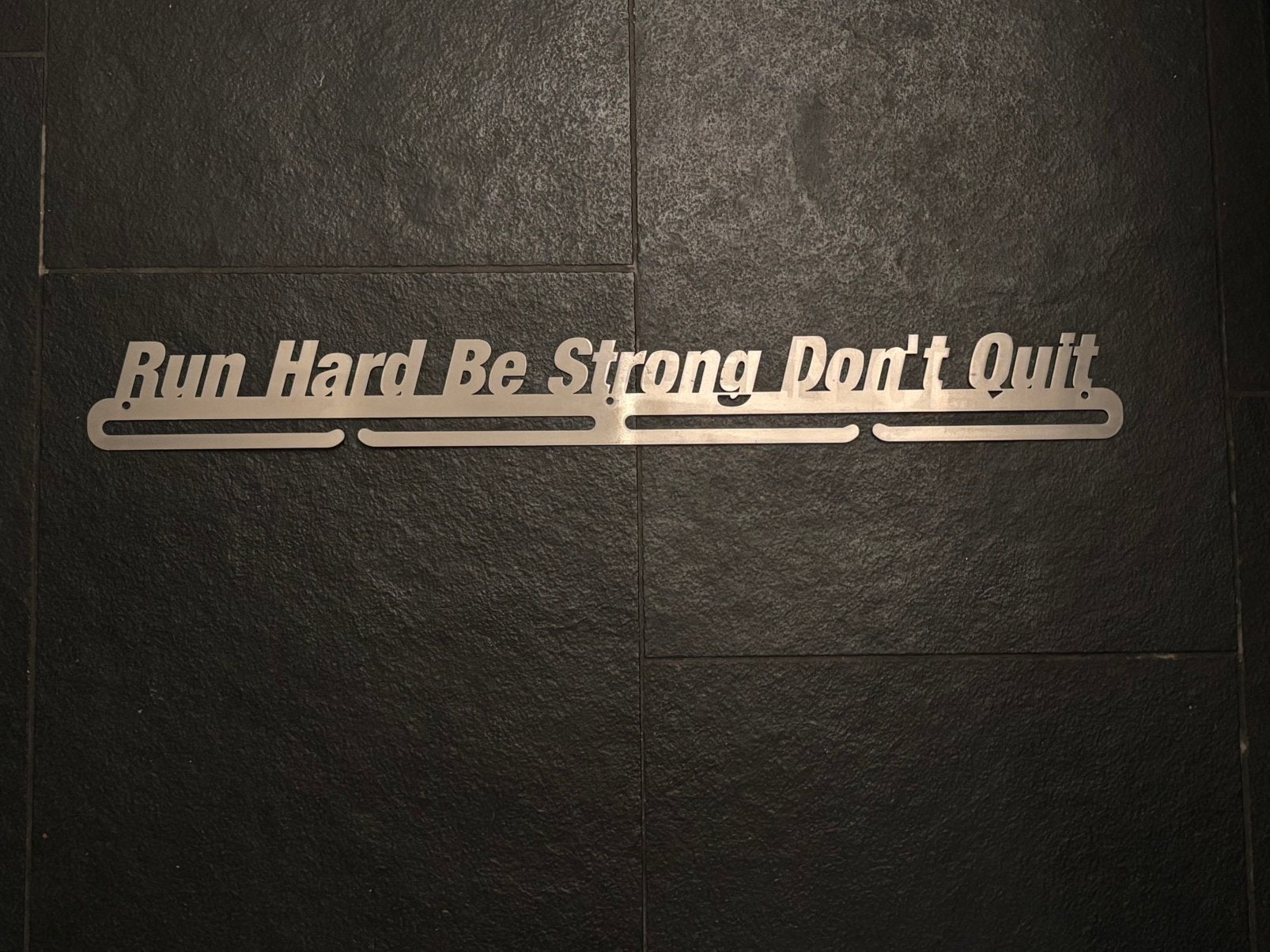 Metalen medaillehouder 'Run Hard Be Strong Don't Quit', Sport en Fitness, Ophalen, Nieuw
