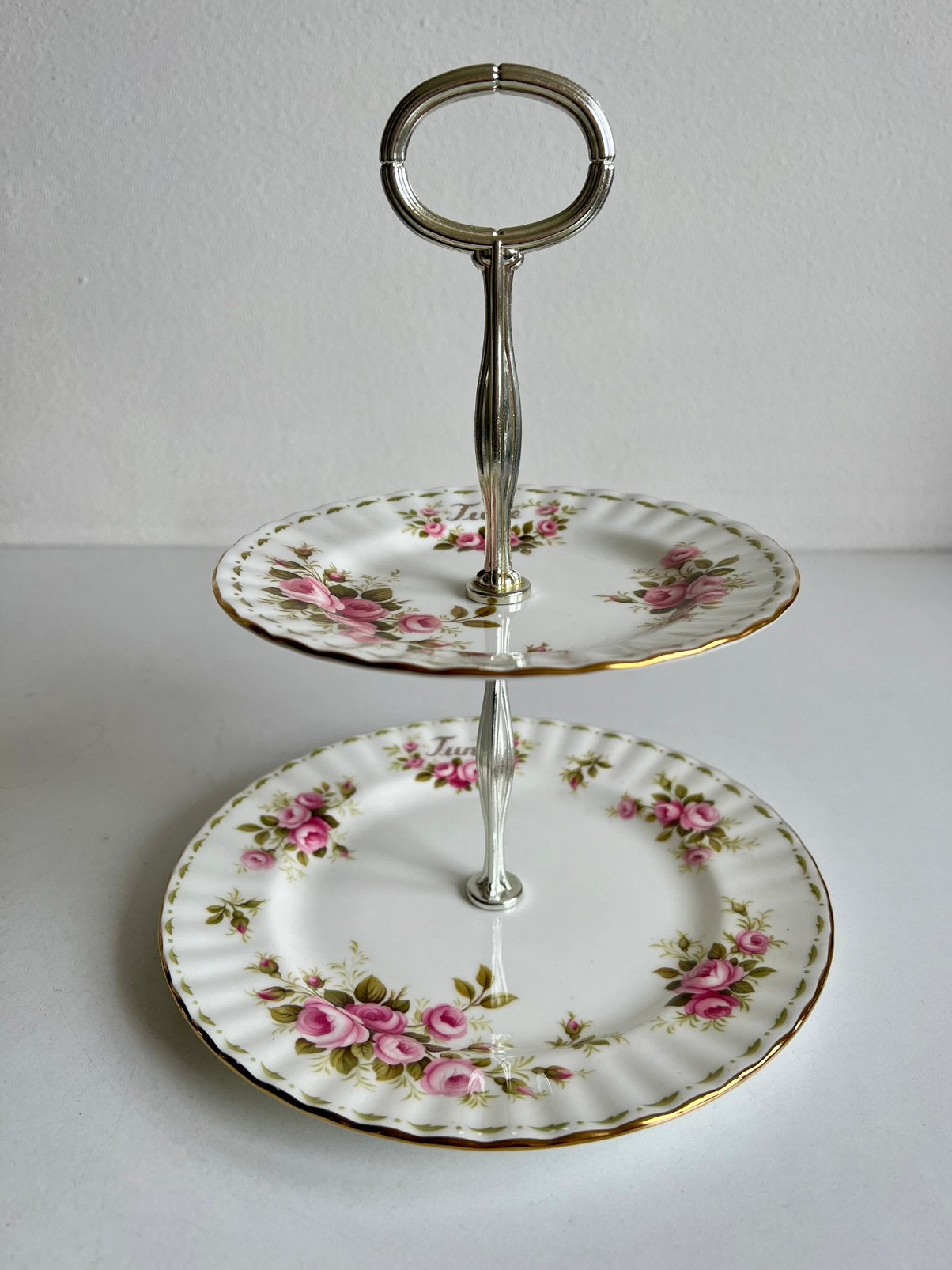 Royal Albert maand Juni etagère 2 laags, Demontabel, Etagère, Nieuw, Ophalen of Verzenden