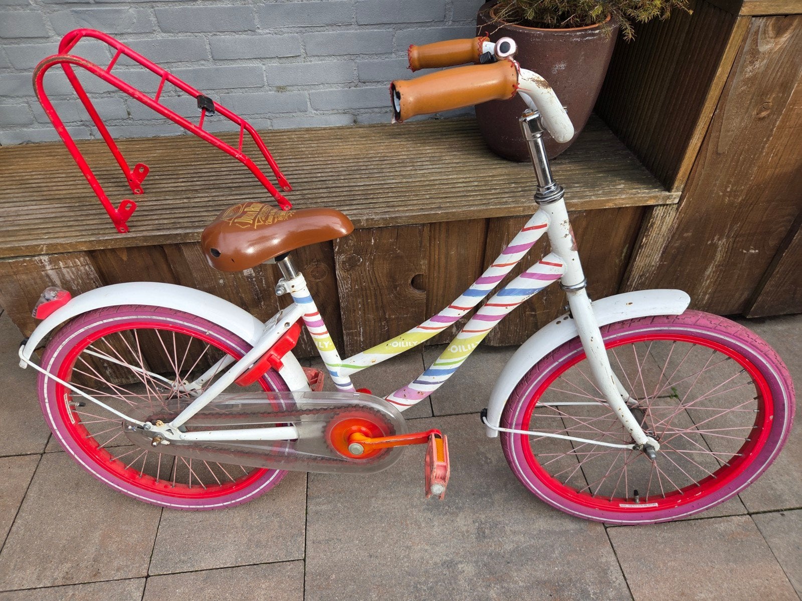 Kinderfiets met roze accenten en bagagedrager, Ophalen, Gebruikt, Terugtraprem, 20 inch of meer