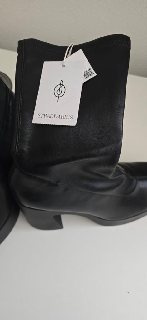 Enkellaarsje stradivarius mt 39 nieuw, Kleding | Dames, Schoenen, Ophalen of Verzenden, Nieuw, Zwart