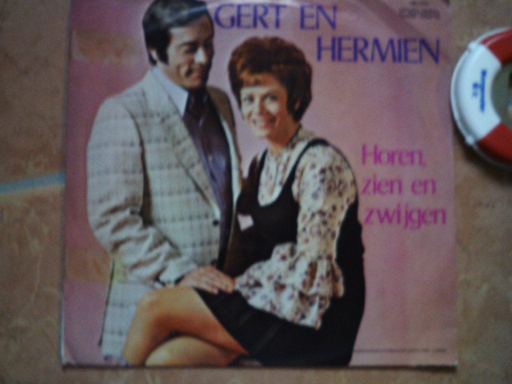 Gert en Hermien - Horen, Zien en Zwijgen (Single) 13o, 7 inch, Ophalen of Verzenden, Zo goed als nieuw, Beschermende buitenhoes
