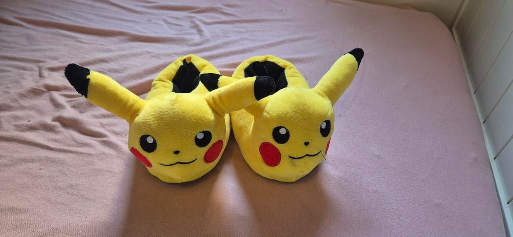 Pikachu pantoffels maat 26! 10 euro ophalen!, Ophalen, Zo goed als nieuw, Konijn