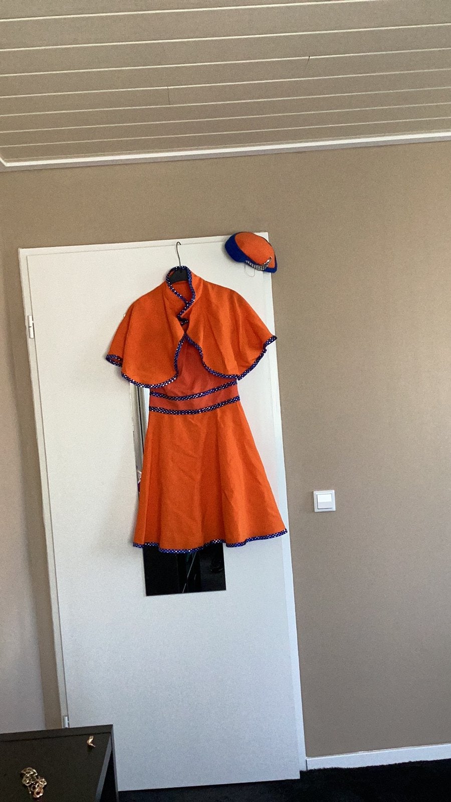 Stewardessen jurkje met hoedje oranje/blauw mt 36, Ophalen of Verzenden, Zo goed als nieuw, Maat 36 (S), Carnaval