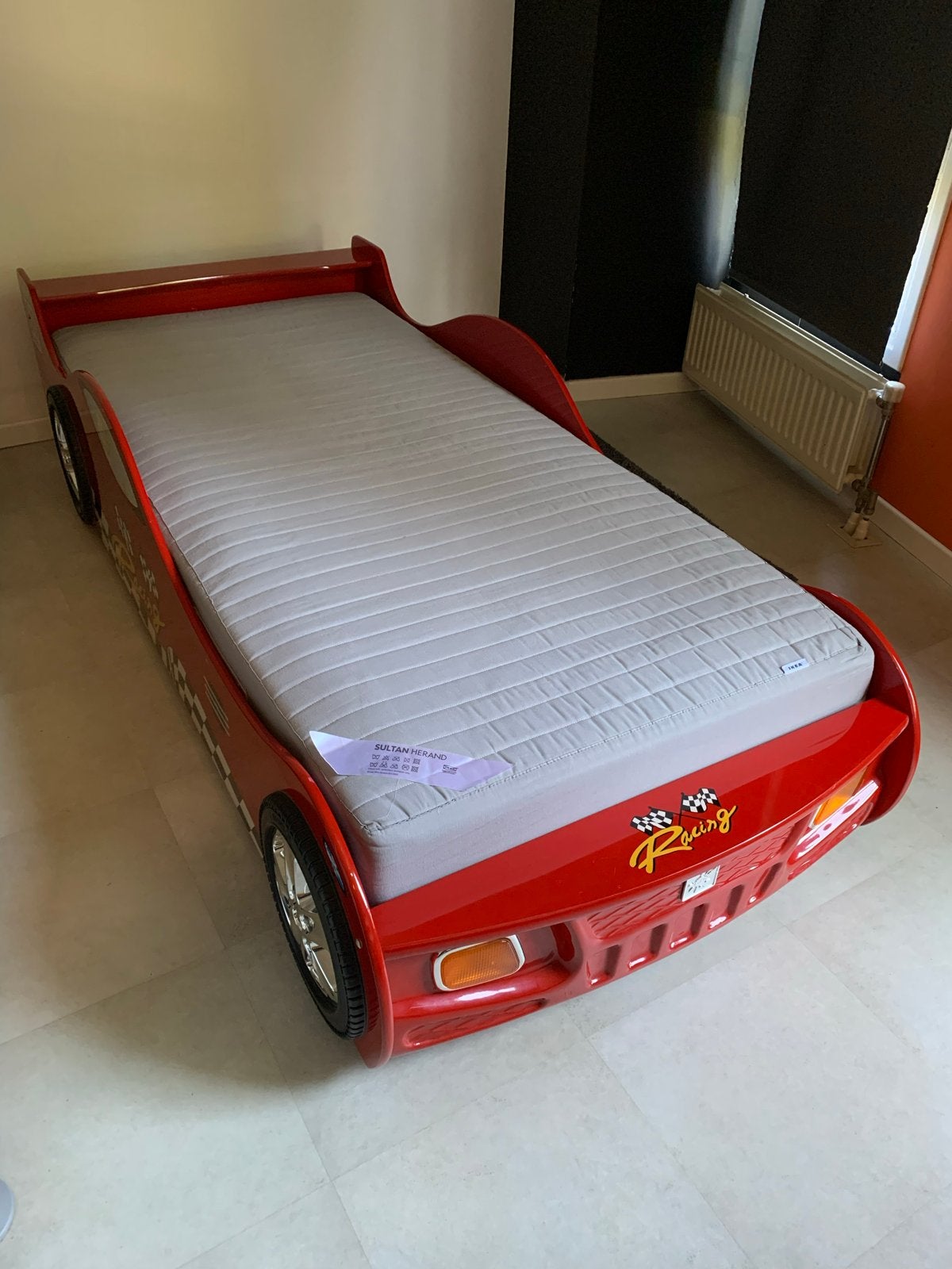 Raceauto bed 90x200 met verlichting en nieuw matras, Ophalen, 85 tot 100 cm, Gebruikt, Matras