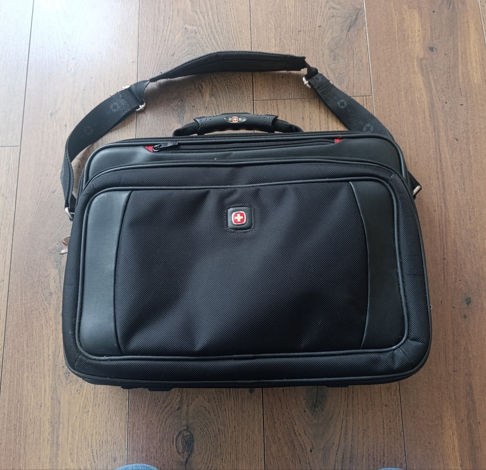 Wenger laptoptas/aktetas met schouderband, Computers en Software, Laptoptassen, Ophalen of Verzenden, Gebruikt, Overige typen