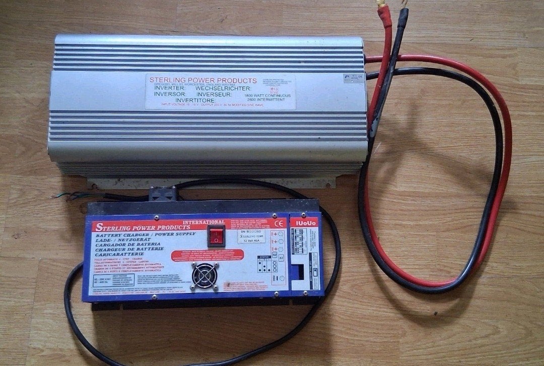 Omvormer 2600watt  12volt acculader 40ah, Ophalen of Verzenden