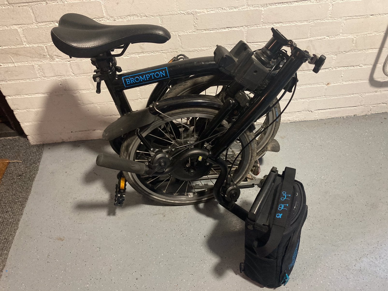 Foto 6 van Brompton electric, 2 stuks, één zwart, één wit, prima staat