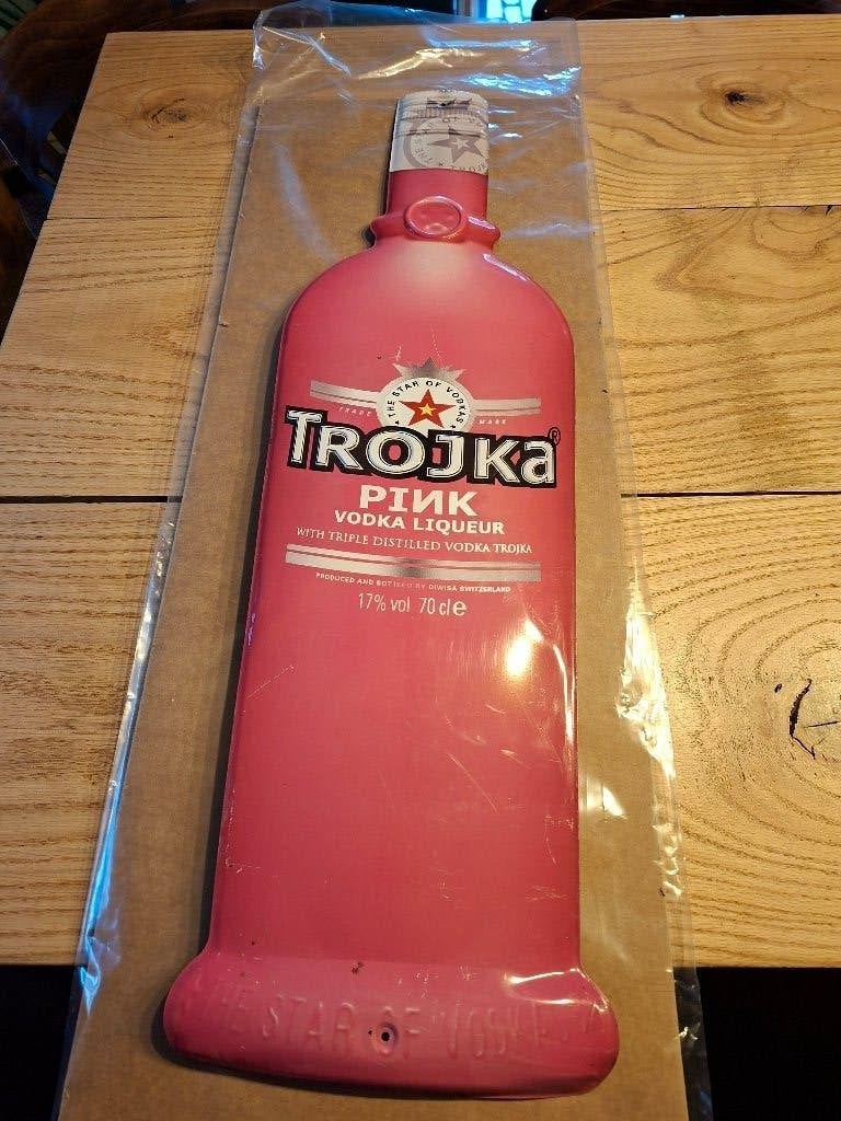 trojka pink vodka liqueur metalen reclamebord flesvorm, Verzamelen, Ophalen of Verzenden, Zo goed als nieuw, Reclamebord