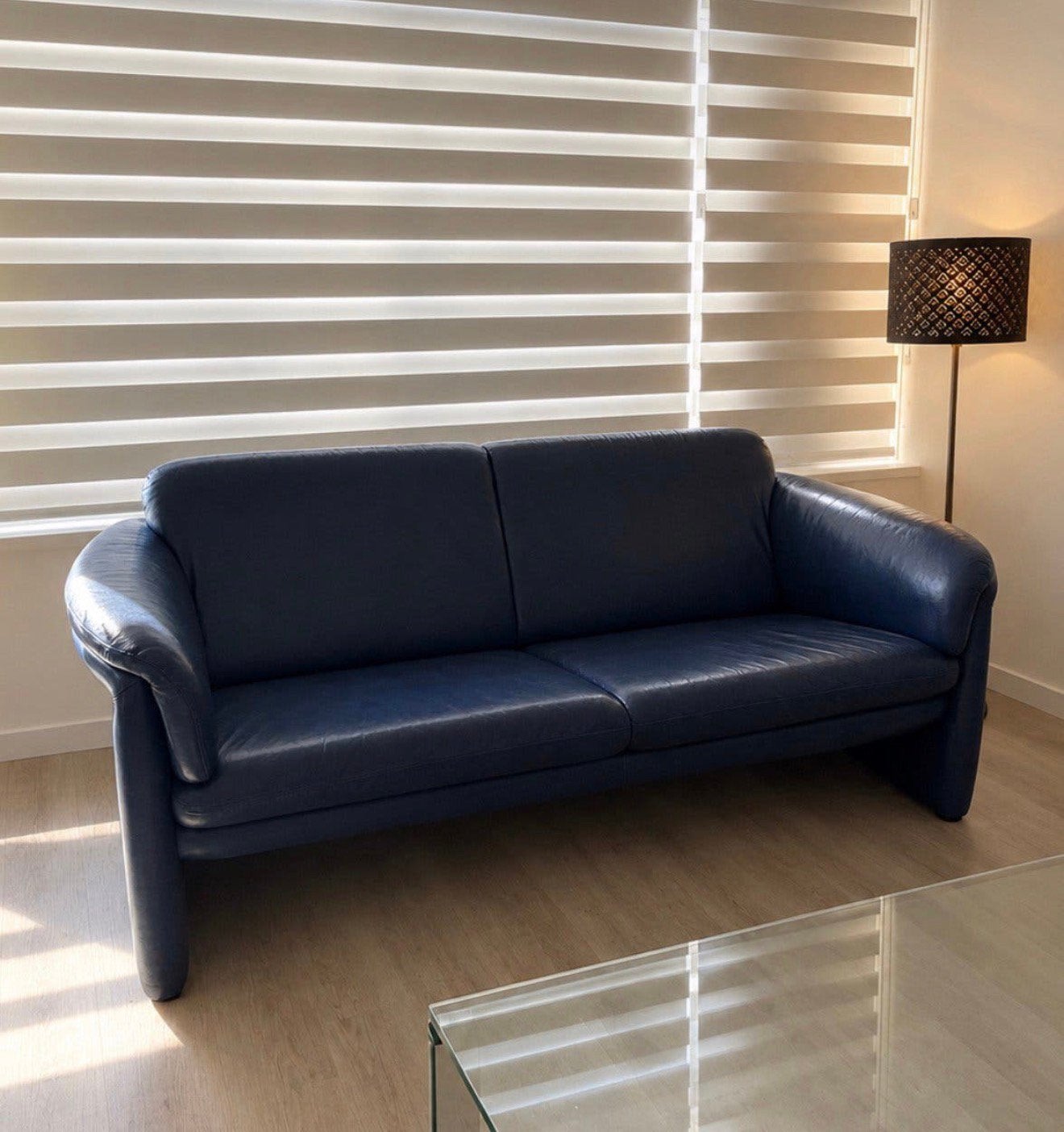 Donkerblauwe leren bank 2 zits, Huis en Inrichting, Ophalen, Zo goed als nieuw, 75 tot 100 cm, Tweepersoons