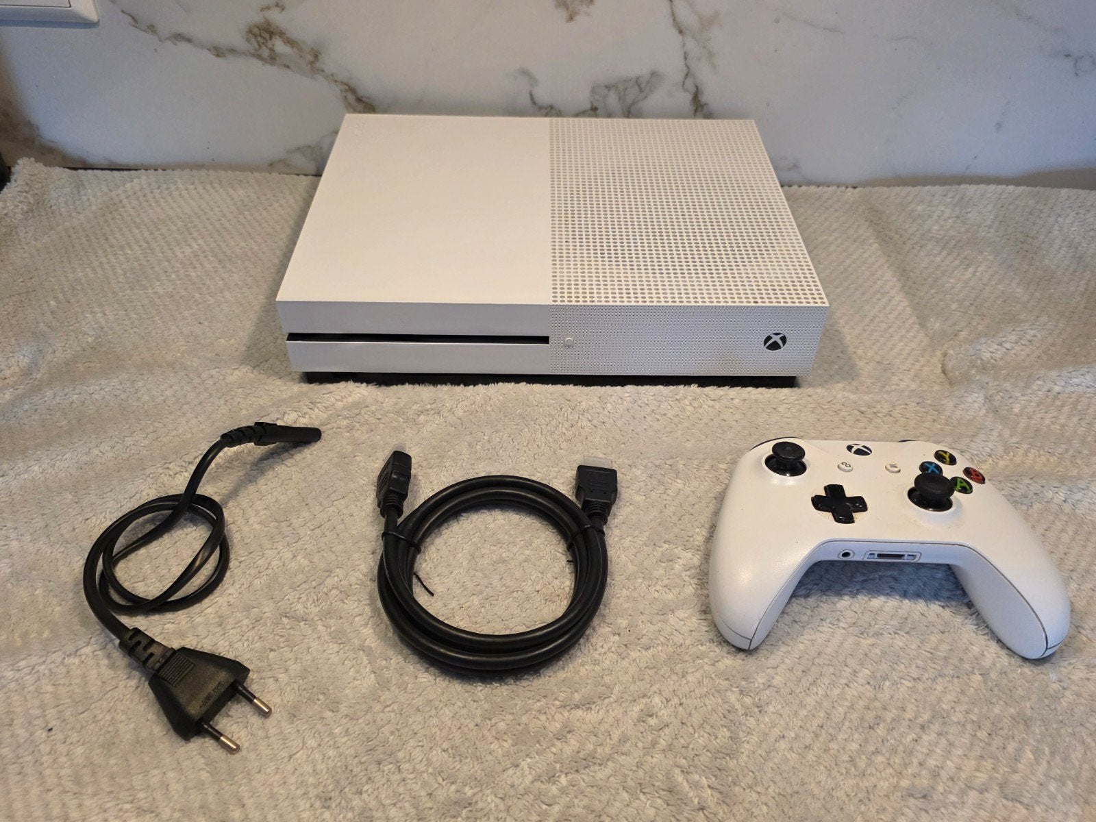 Xbox One S 1TB wit + controller en kabels, Xbox One S, Ophalen of Verzenden, Zo goed als nieuw, 1 TB