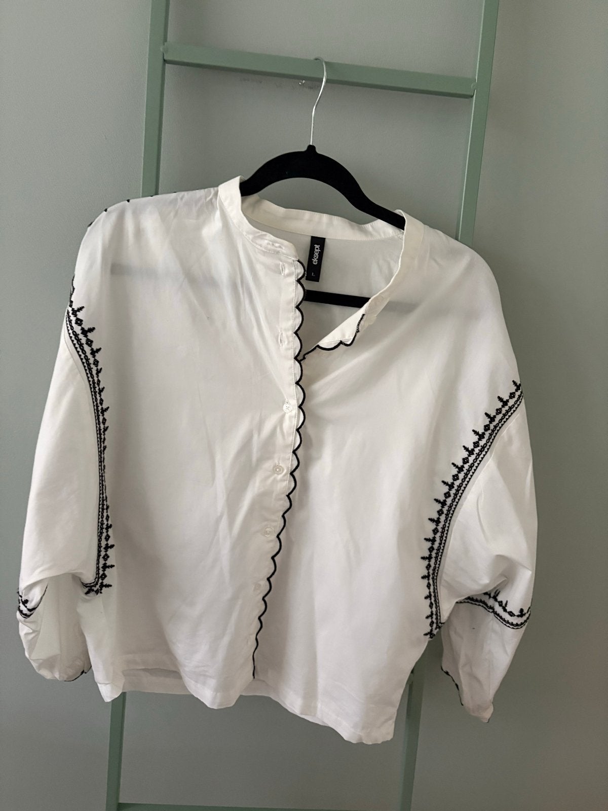 Lonneke Nooteboom blouse met zwarte borduursels, maat L, Kleding | Dames, Verzenden, Zo goed als nieuw, Maat 42/44 (L), Wit
