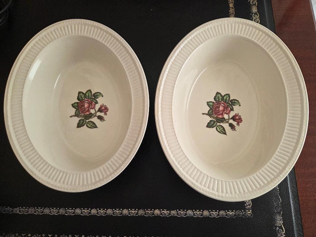 Wedgwood Moss Rose 2 ovale hoge schalen, Ophalen of Verzenden, Wedgwood, Porselein, Schaal of Schalen