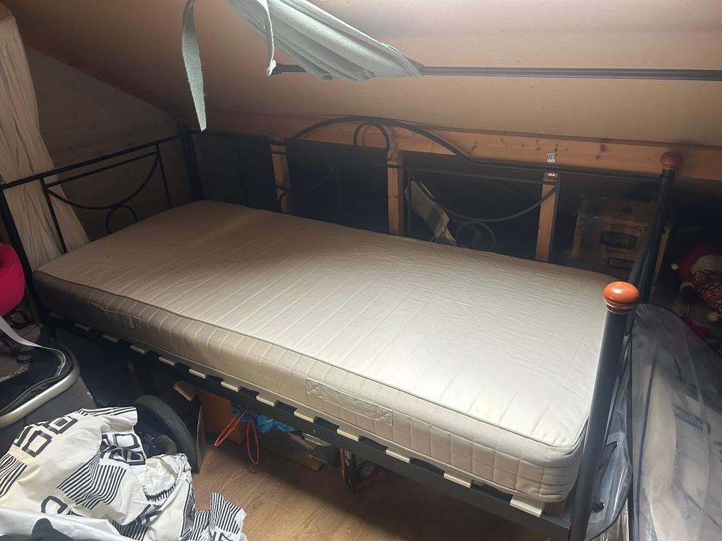 Te koop stevig 1 persoons bed weg is weg, Ophalen of Verzenden, Zo goed als nieuw