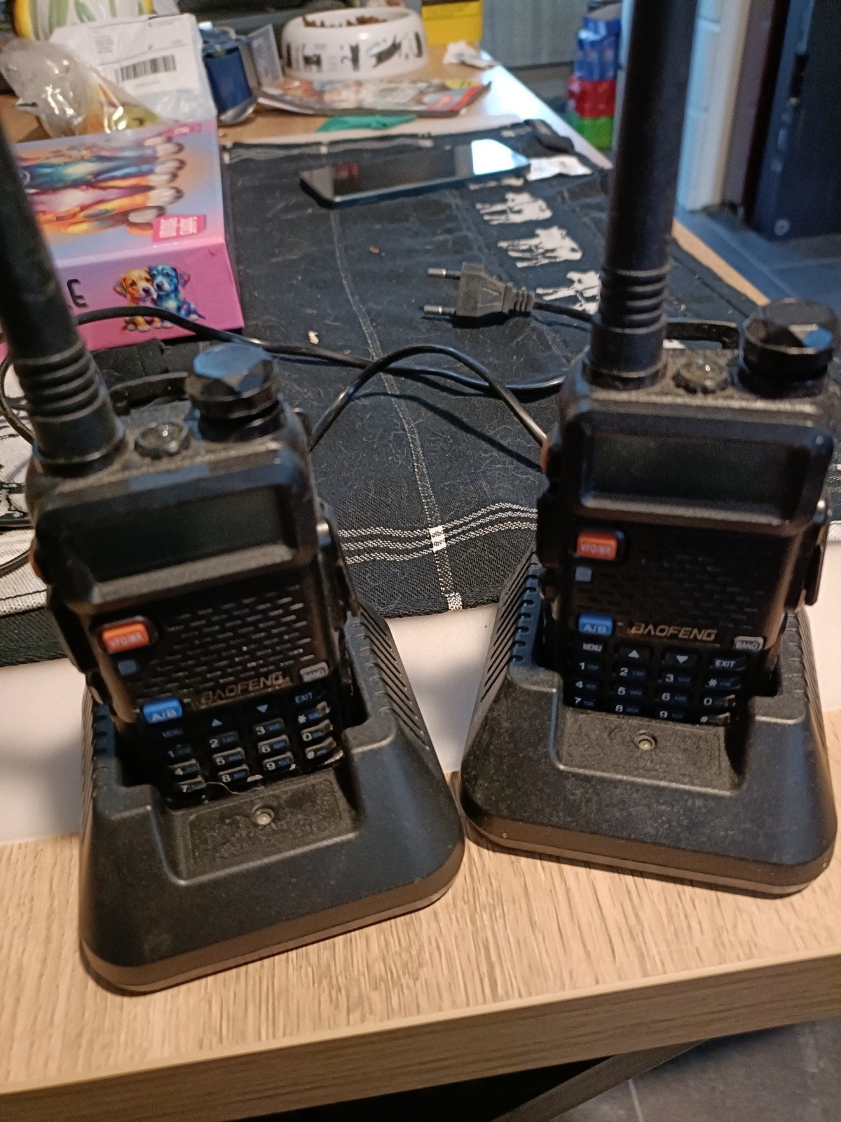 Baofeng Portofoons UV-5R met Oortjes en Opladers, Met broekklem, Verzenden, 5 tot 15 km, Zo goed als nieuw