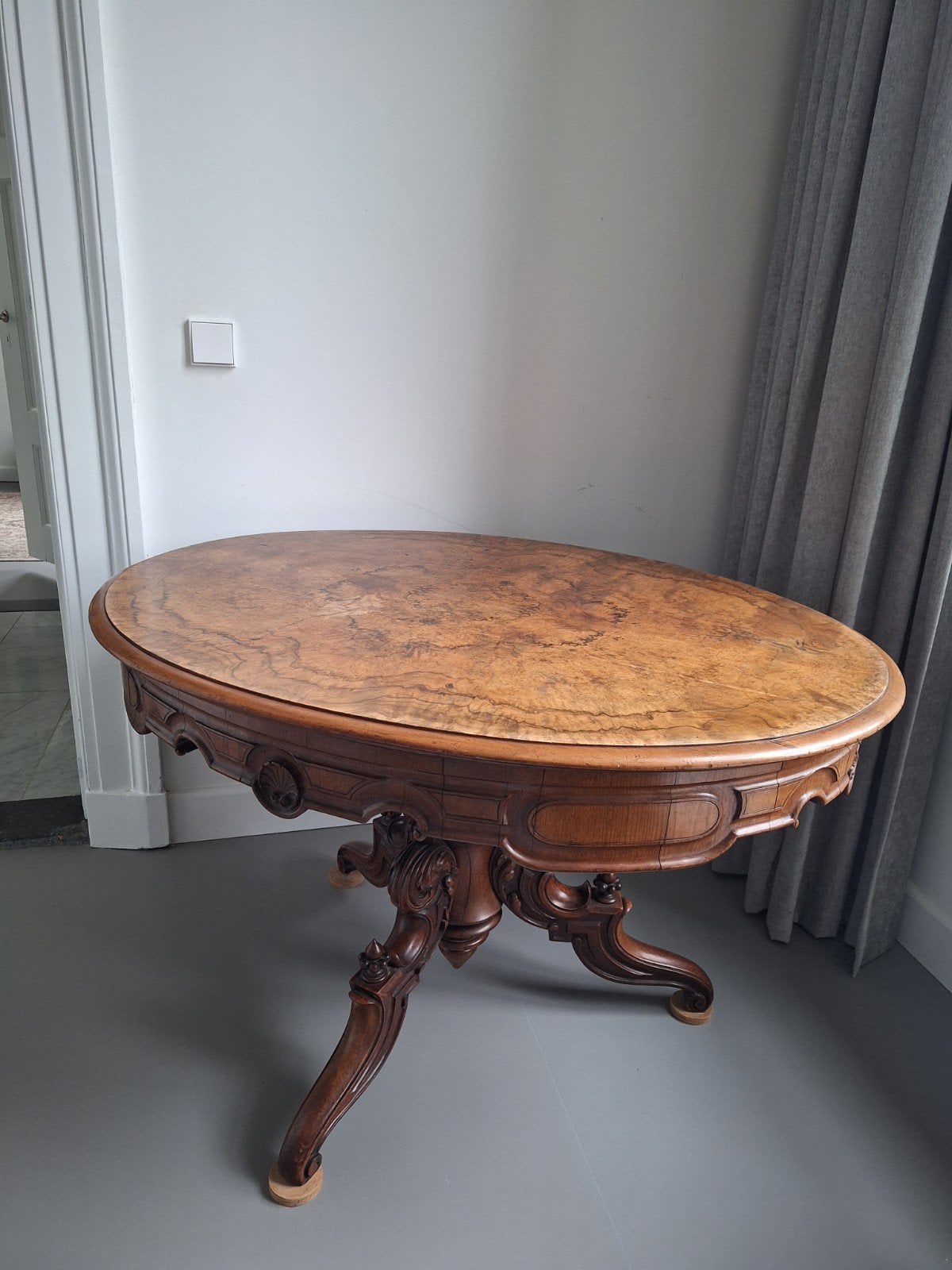 Antieke salontafel met wortelnoten blad, Antiek en Kunst, Antiek | Meubels | Tafels, Ophalen