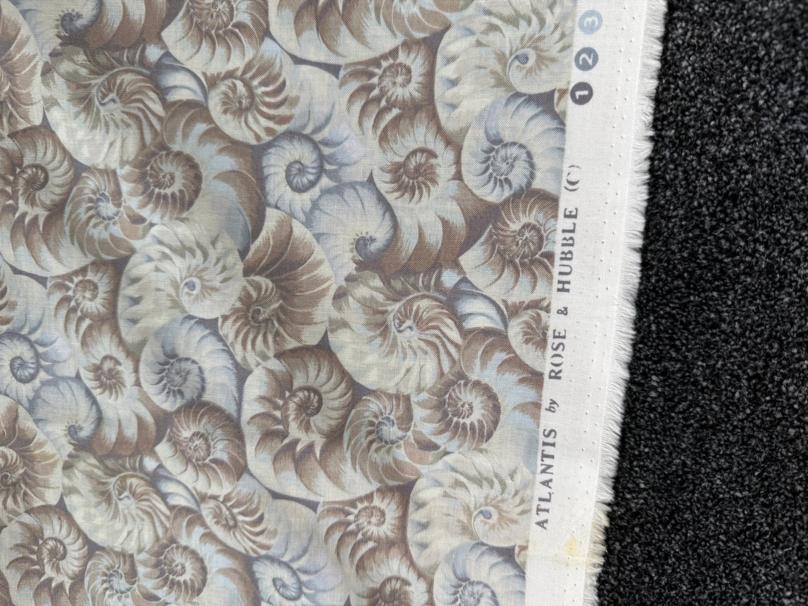 Schelpen stof 295/90 .Atlantis rose Hubble, Blauw, 120 cm of meer, Nieuw, Ophalen of Verzenden