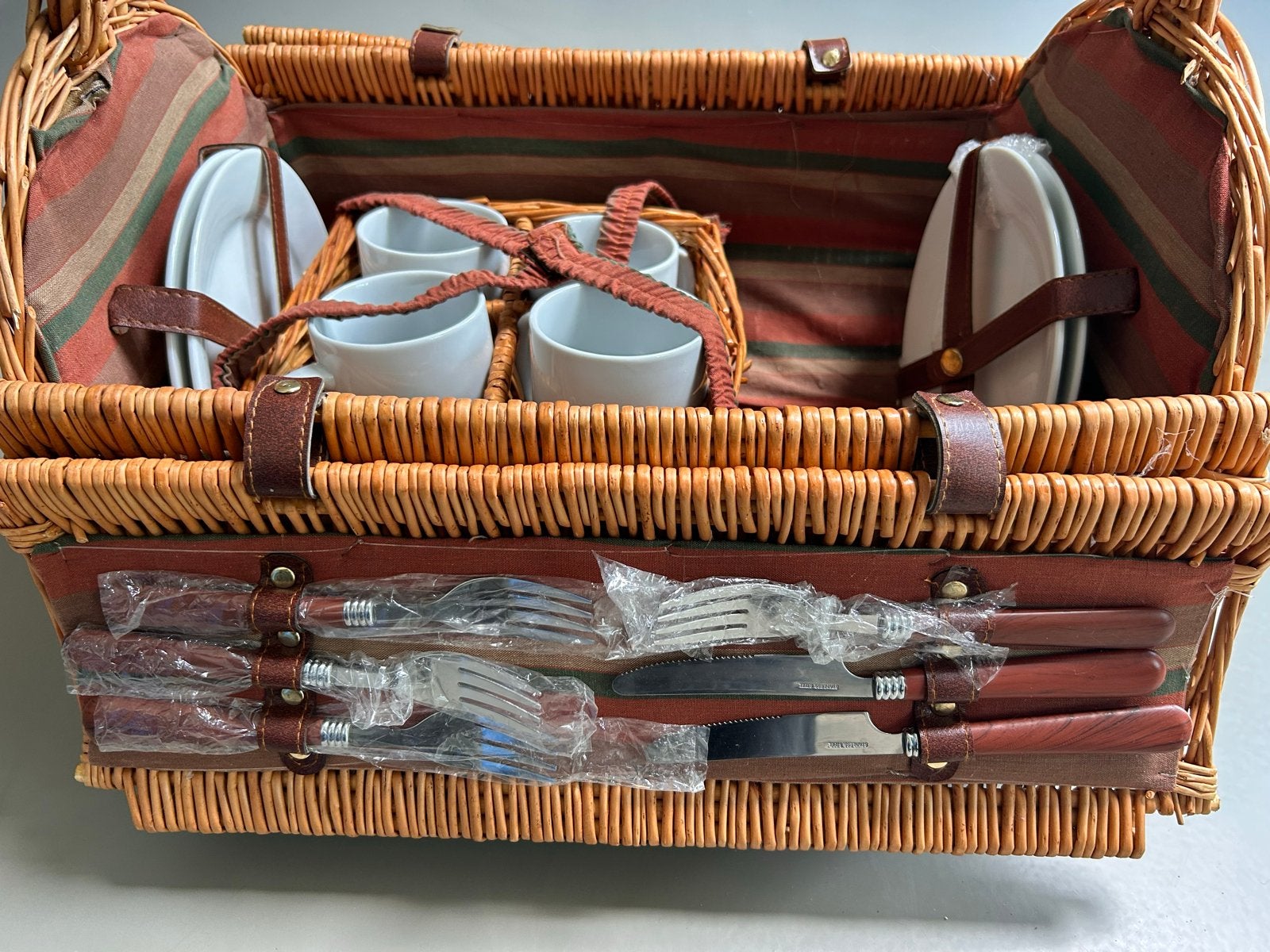 Complete picknickmand met borden, bestek en kopjes, Ophalen, Gebruikt