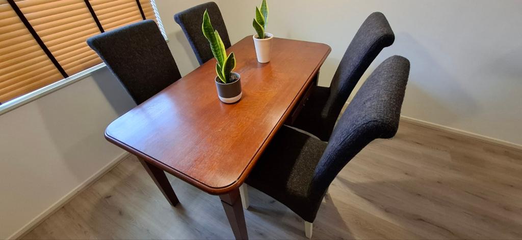 Eettafel met 4 gestoffeerde stoelen - Rook- en huisdiervrij, Ophalen, Gebruikt, Overige materialen, 100 tot 150 cm