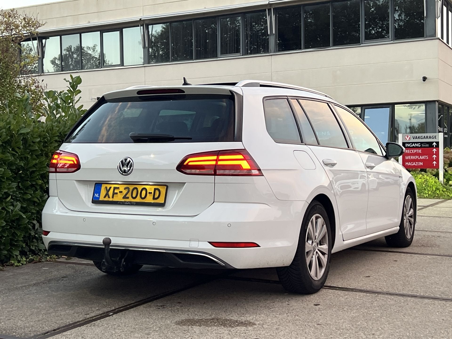 Volkswagen Golf Variant 1.5 TSI Comfortline Business |PANO|S, 4 cilinders, Wit, 690 kg, 131 pk