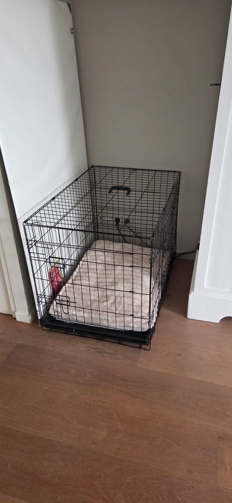 Bench hond zwart met kussen zo goed als nieuw, Dieren en Toebehoren, Hondenhokken, Ophalen, Zo goed als nieuw, Minder dan 65 cm
