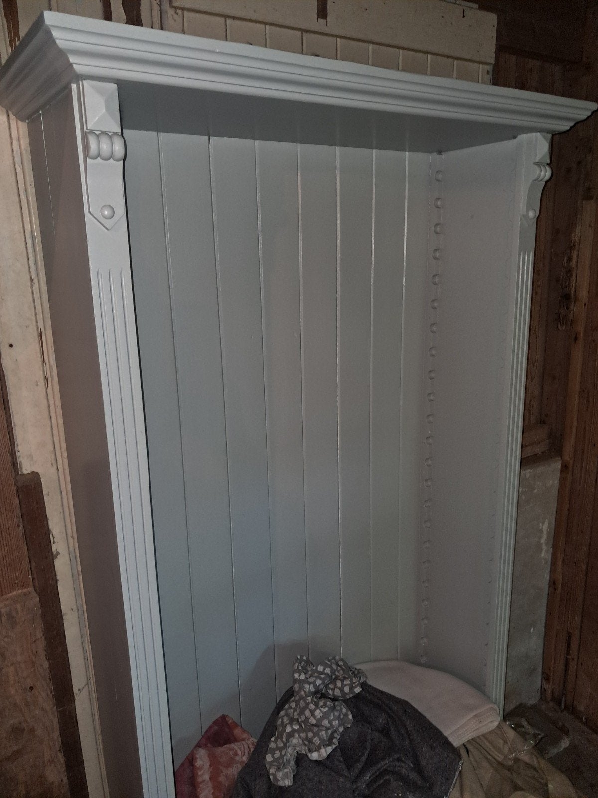 Grijze boekenkast, Ophalen, Met plank(en), Gebruikt, 100 tot 150 cm