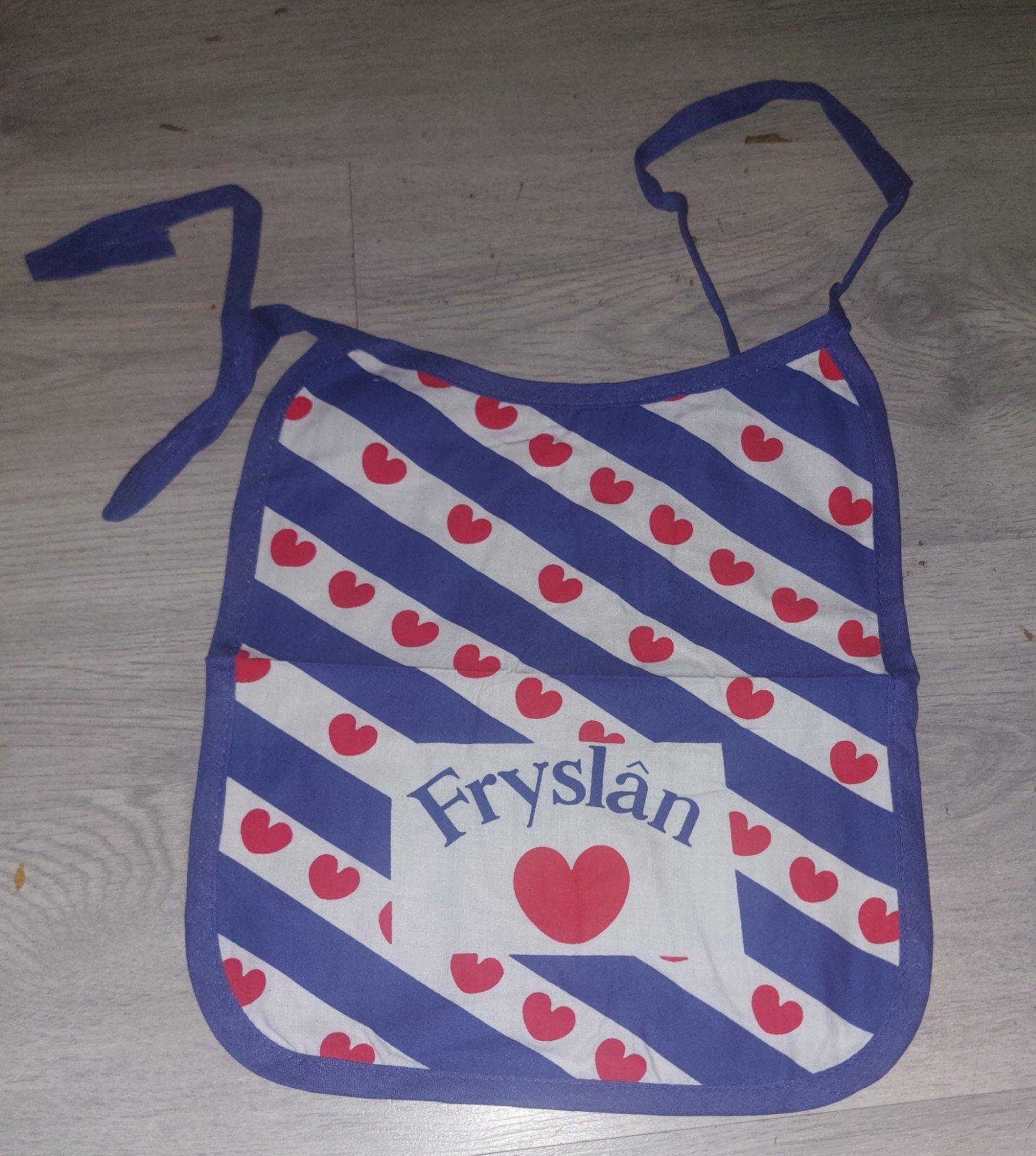 Nieuw Fries slabbetje met hartjes en 'Fryslân', Ophalen of Verzenden, Nieuw, Slab
