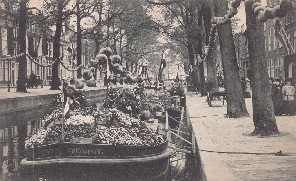 275 's-Gravenhage - versierde schuiten in stadsgrachten, Ophalen of Verzenden, Voor 1920, Ongelopen, Zuid-Holland