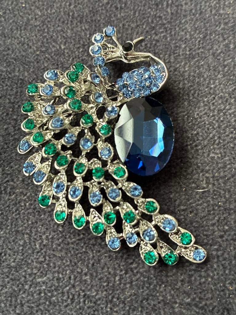 Elegante Pauw Broche met Blauwe en Groene Kristallen, Met kristal, Overige materialen, 4 tot 7 cm, Blauw