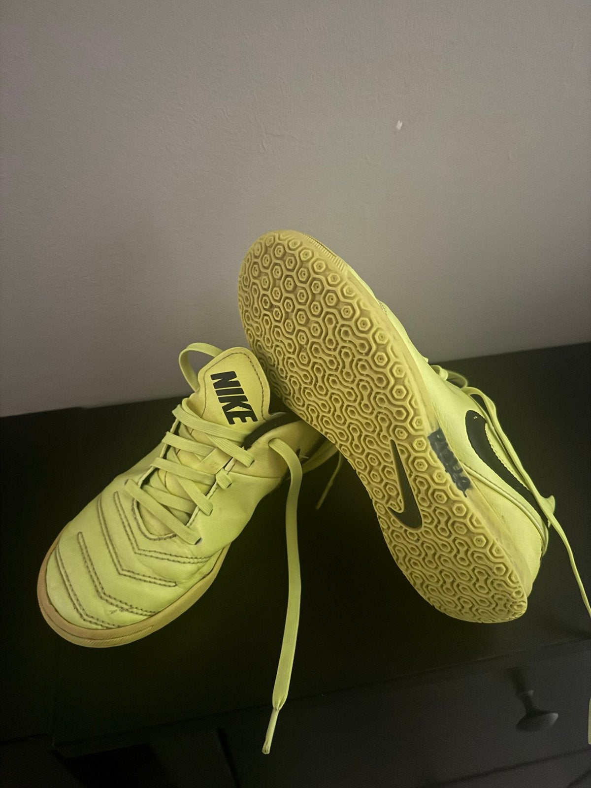 Nike zaalvoetbalschoenen maat 34, Sport en Fitness, Voetbal, Ophalen, Gebruikt, Maat XS of kleiner, Schoenen