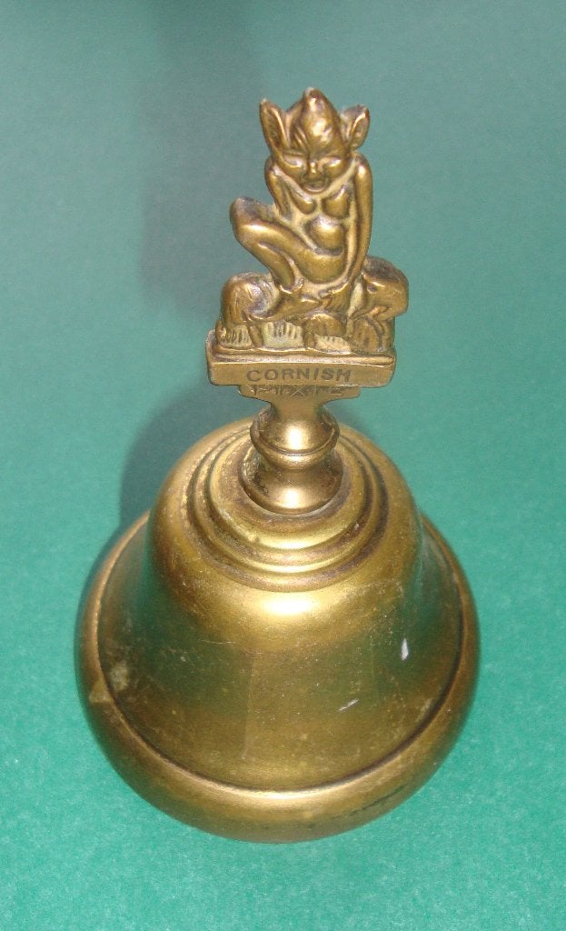 koperen tavelbel met Triskelion en Latijnse Inscriptie, Ophalen of Verzenden, Koper