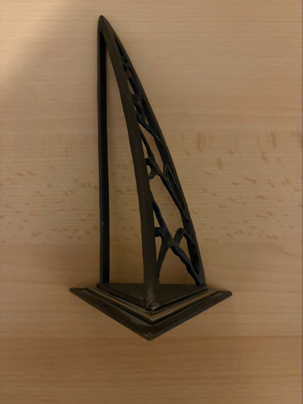 Abstracte sculptuur met klimmende figuren, Antiek en Kunst, Groep mensen, Minder dan 20 cm, Ophalen of Verzenden, Gepatineerd