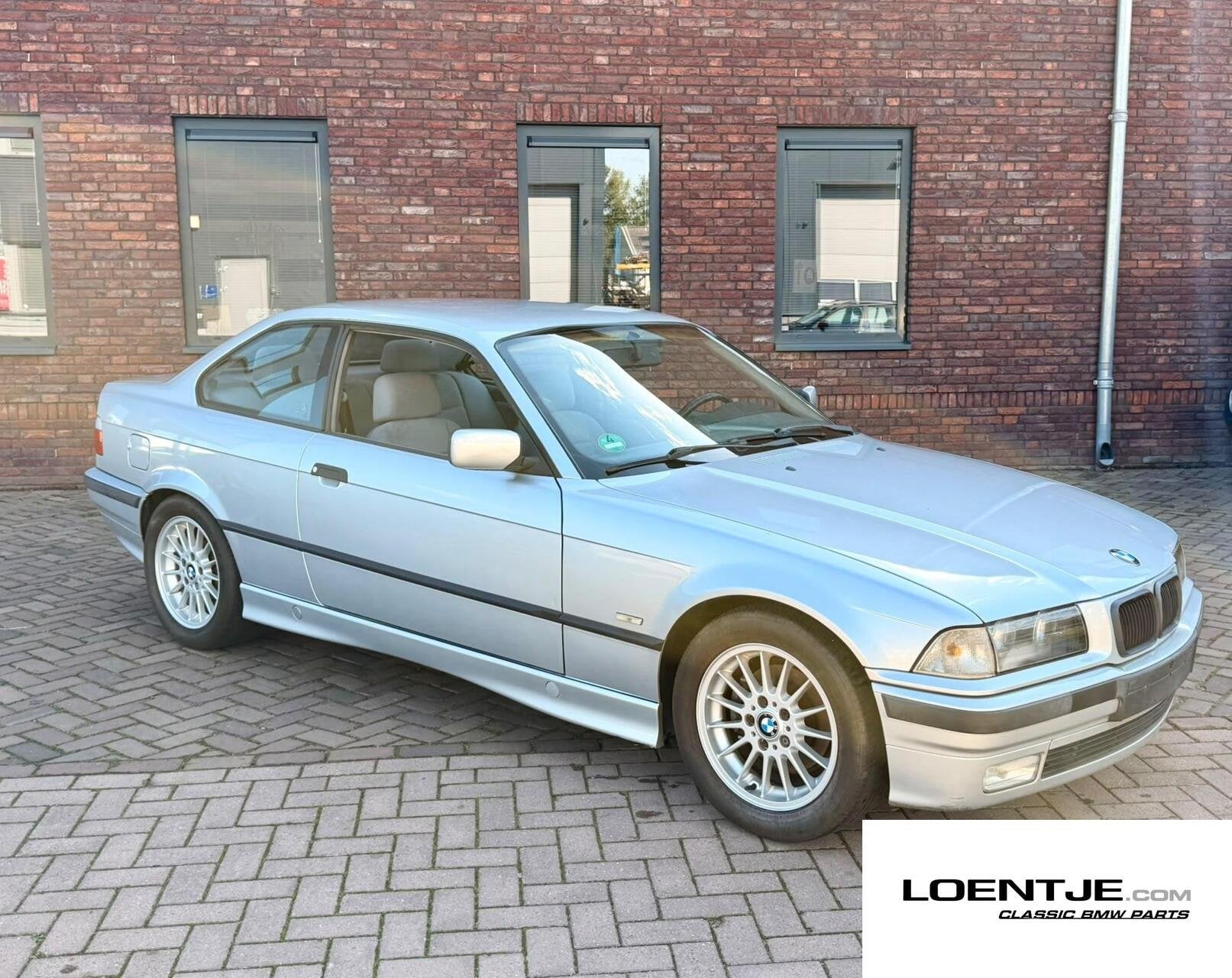 Mooie en vooral harde BMW e36 316i coupe hand geschakeld, Auto's, 1596 cc, Achterwielaandrijving, Gebruikt, 4 cilinders