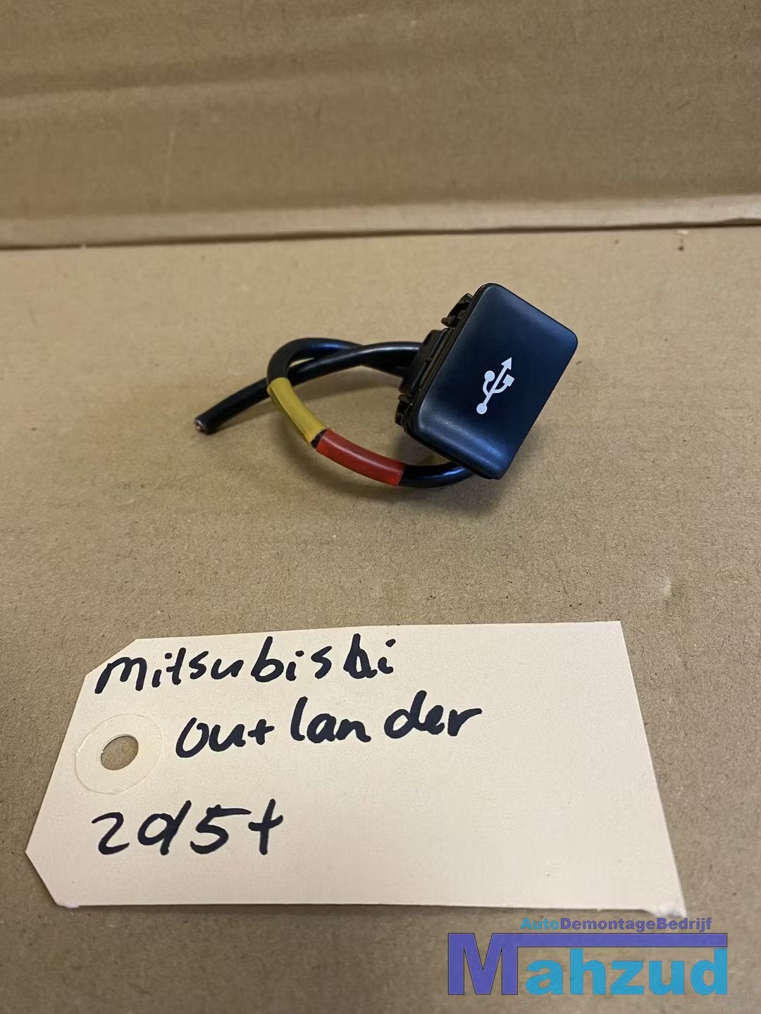 MITSUBISHI OUTLANDER USB Stekker klep 2015+, Info@mitsubishi-motors.com, Gebruikt, Mitsubishi Motors Corporation, Ophalen of Verzenden
