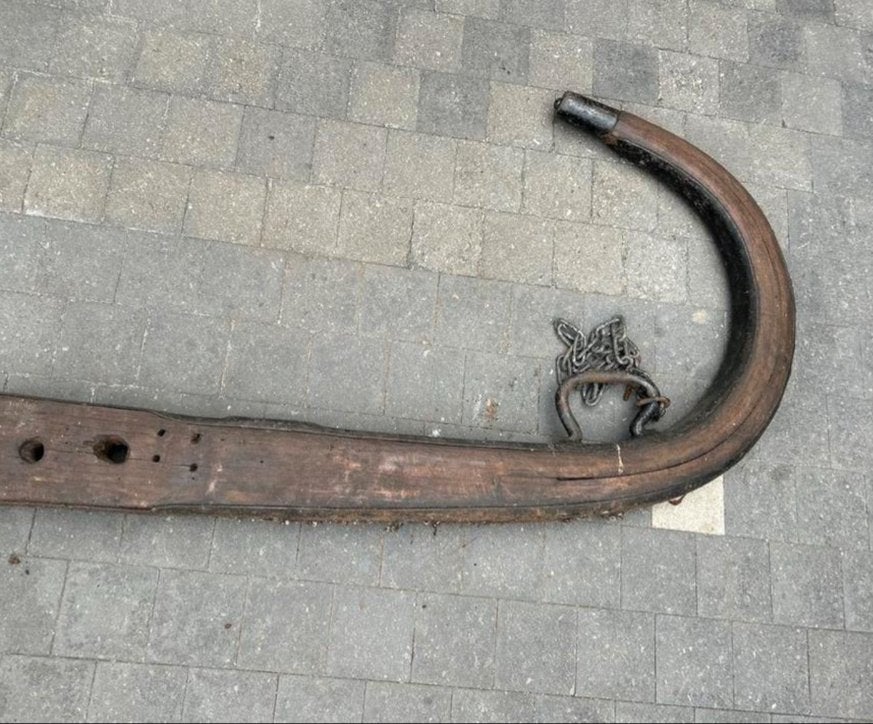 Antieke Kromme Dissel - Decoratief Landbouwwerktuig, Antiek en Kunst, Ophalen of Verzenden