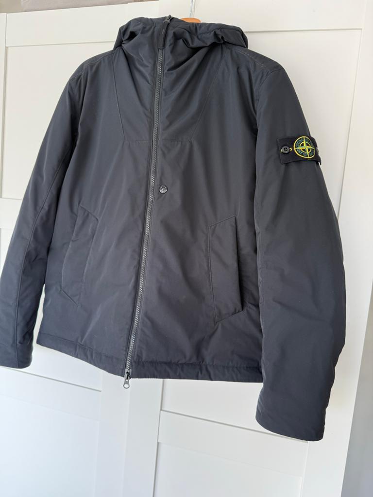 Stone Island Jas - Zwart, Ophalen of Verzenden, Zo goed als nieuw, Maat 48/50 (M), Zwart