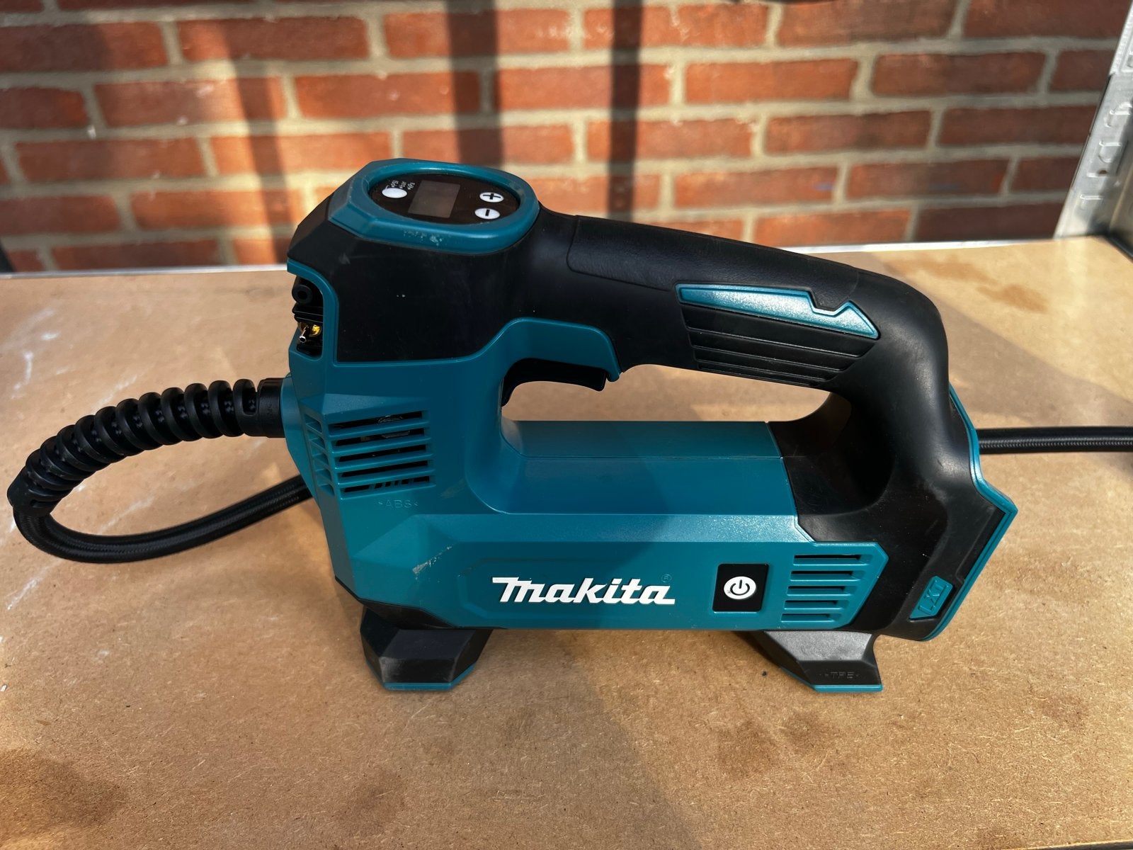 Makita DMP180 Accu Compressor 18V (body), 6 tot 10 bar, Ophalen of Verzenden, Zo goed als nieuw, Minder dan 200 liter/min