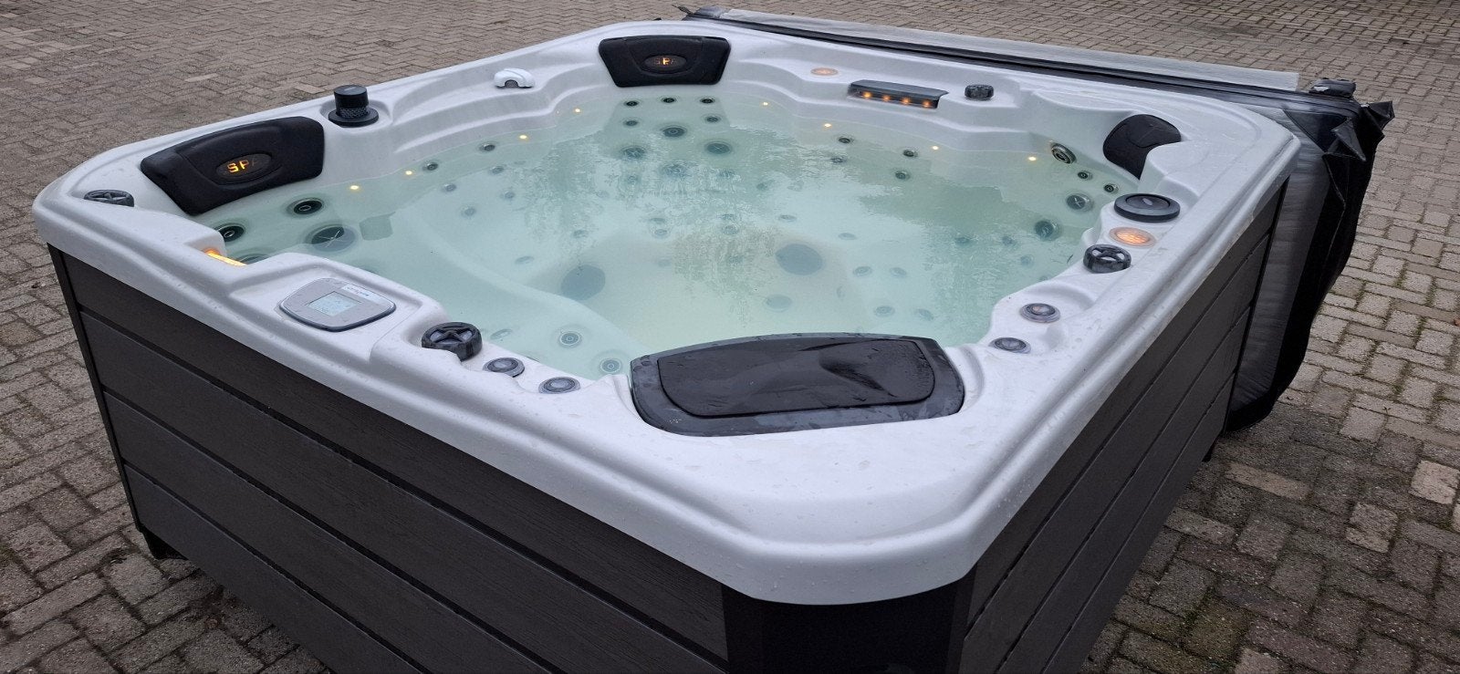 Prachtige Balboa jacuzzi 6-persoons met touchscreen, Tuin en Terras, Ophalen, Zo goed als nieuw, Afdekzeil, Vast